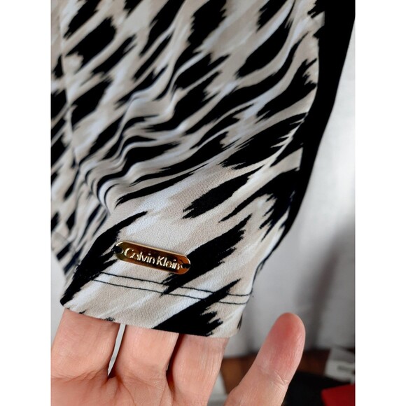 Calvin Klein Geometric Animal Print Short Sleeve Top - Picture 4 of 11